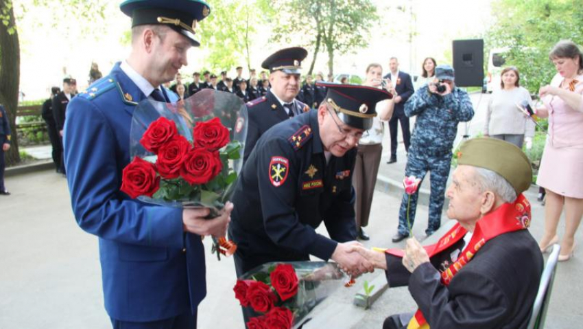 Личный парад для таганрогского ветерана организовали накануне праздника
