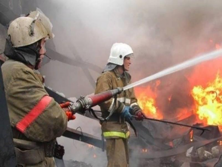 В Таганроге 12 пожарных спасали людей в горевшей пятиэтажке на Северном