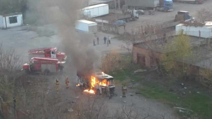 В Таганроге сгорел бесхозный автобус