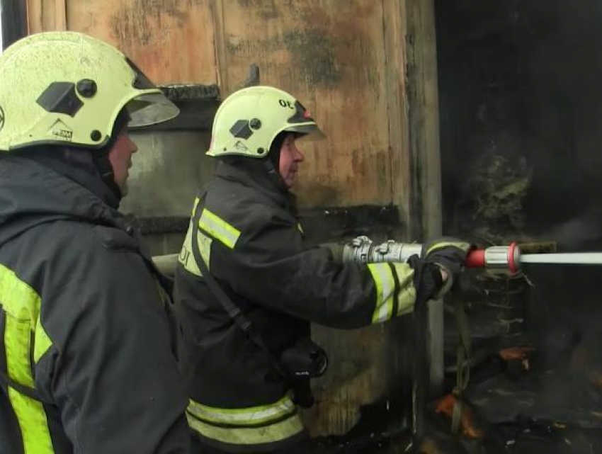 Пожарные Таганрога спасли человека из горящего столярного цеха