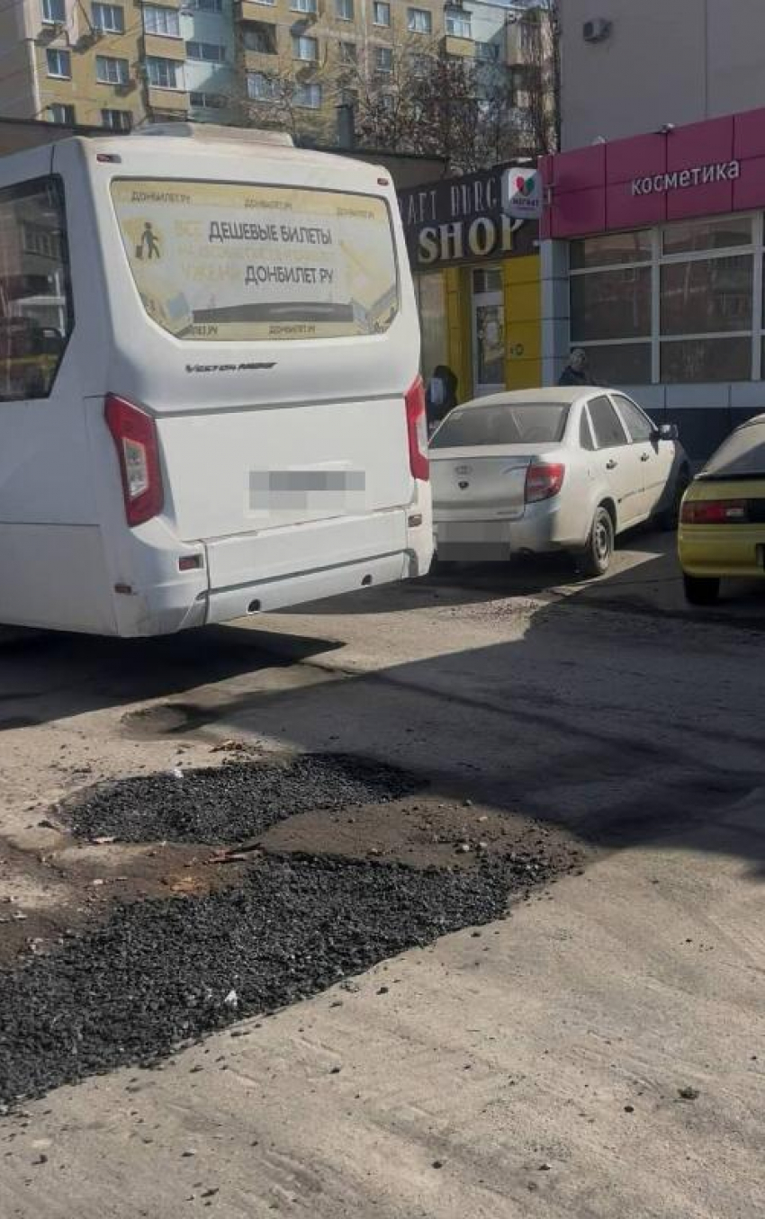 «Зла и нервов не хватает»: таганрогские водители ремонтируют дороги за свой счёт