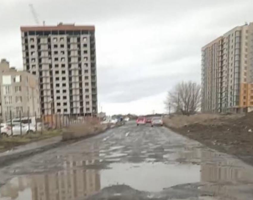 "Нужна лекция про асфальтирование дороги к 39-й школе": таганрожцы горько иронизируют в чате главы города