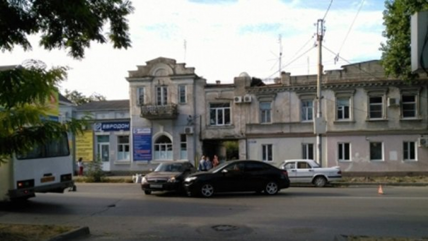 Авария в Таганроге на улице Чехова заступорила движение транспорта