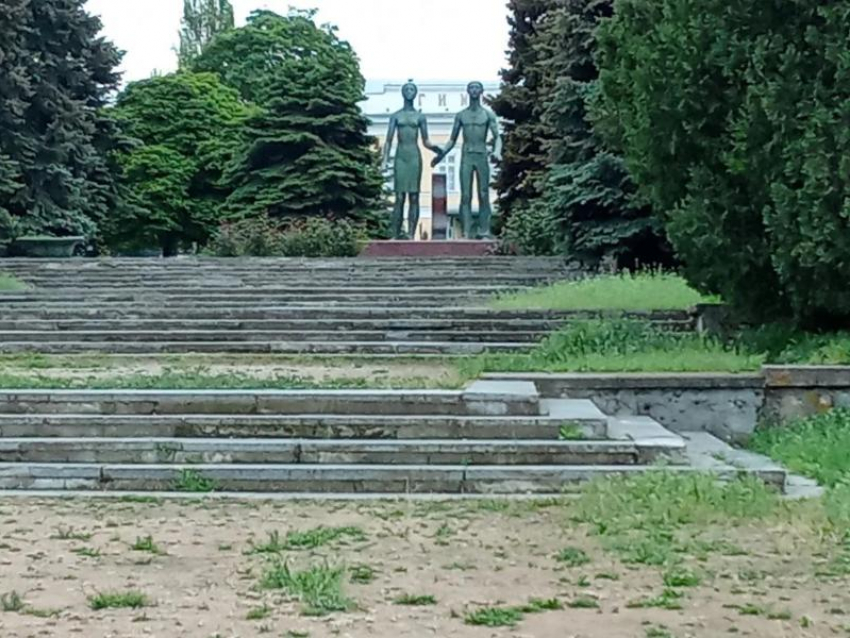 Абхазия в миниатюре: таганроженка показала как центр города зарос травой