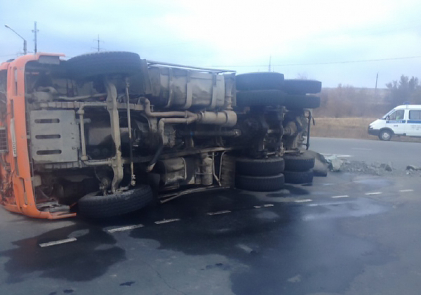 Под Таганрогом неравнодушные автолюбители спасли водителя перевернувшегося КамАЗ 