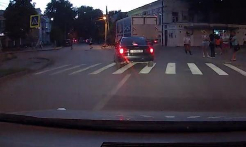 Мамочка-камикадзе с коляской попала на камеру видеорегистратора автолюбителя в Таганроге