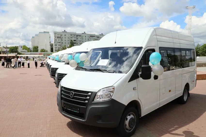 Доставили прямо домой: многодетной семье из Неклиновского района подарили автомобиль