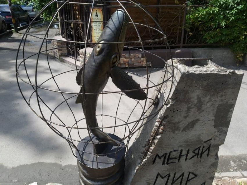 "Гори, но не сжигай": в Таганроге появился арт-объект с цитатой «Lumen"