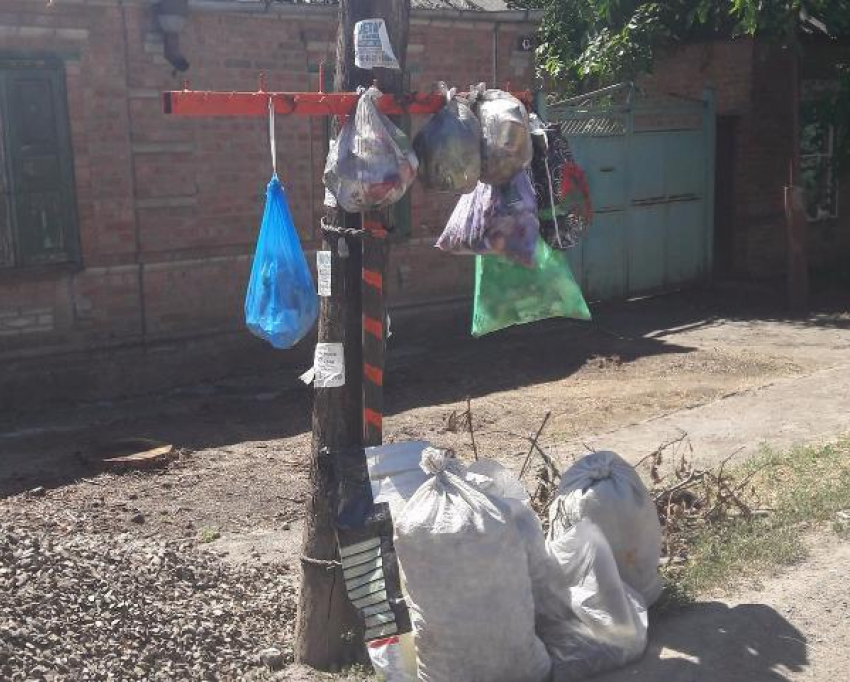 Мусорное дерево создали соседи под окнами новоселов в Северном районе Таганрога