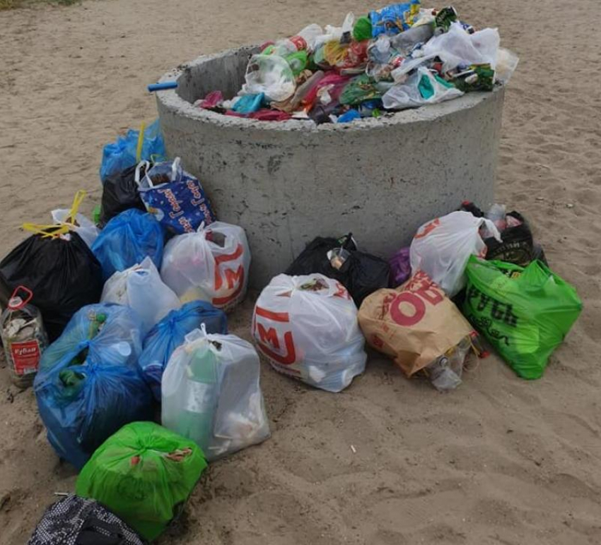  Не дождавшись работы городских властей, таганрожцы стали сами убирать пляжи