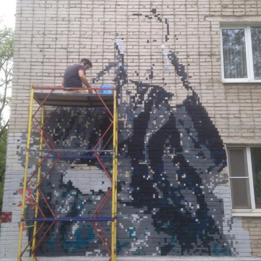 Таганрожцев заинтересовало необычное граффити на улице Дзержинского