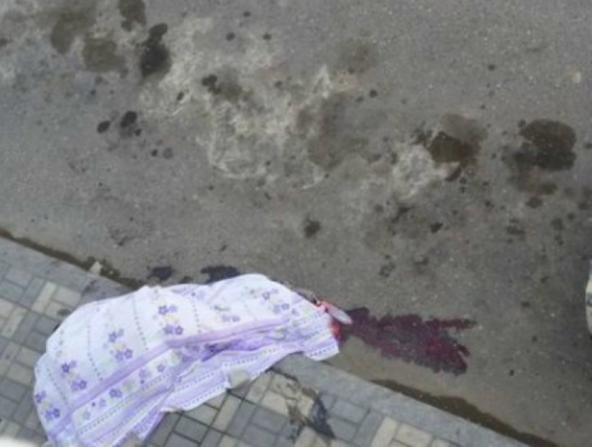 В Таганроге на улице Шаумяна парень упал с крыши 