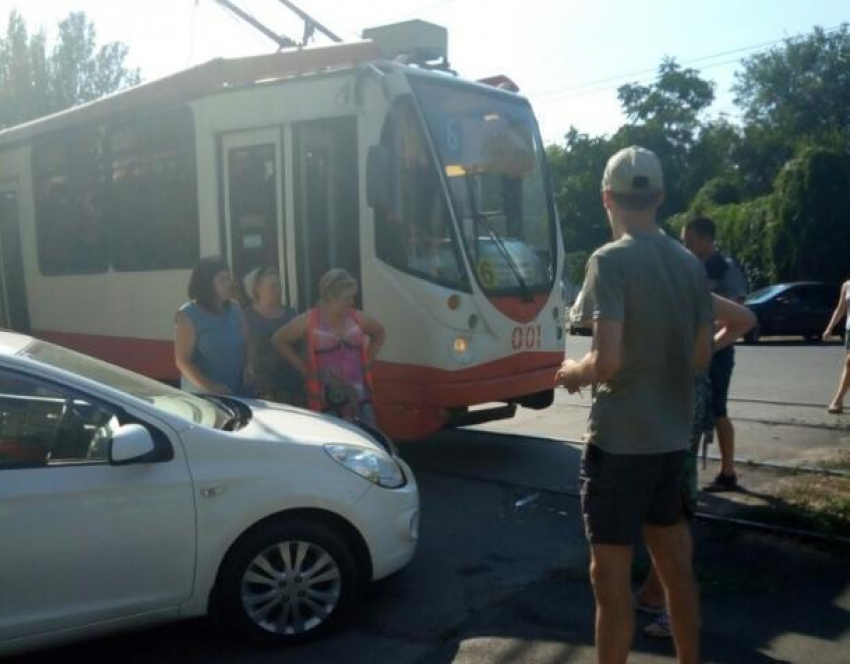 В Таганроге автоледи не заметила трамвай и попала в ДТП