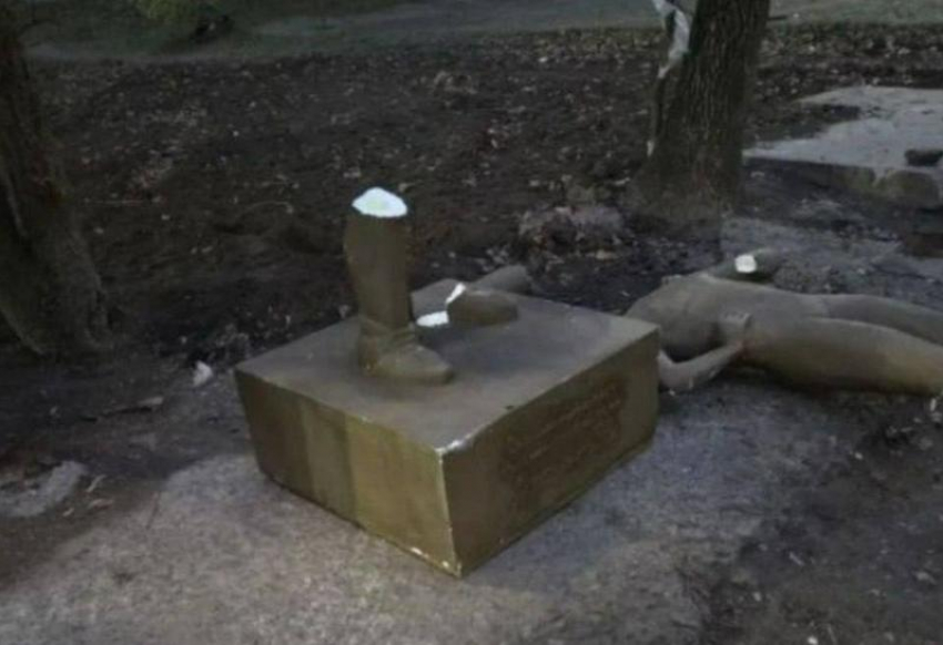 Сломали таки: памятник Павлу Деревянко в Таганроге и дня не продержался