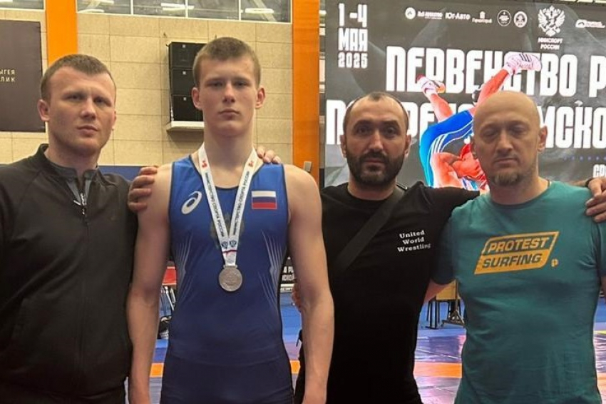 Таганрогские борцы завоевали серебро на первенстве России