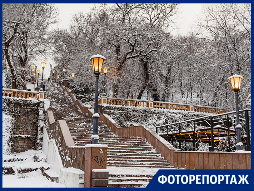 В Таганрог вернулась зимняя сказка: Пушкинская набережная укрылась снегом