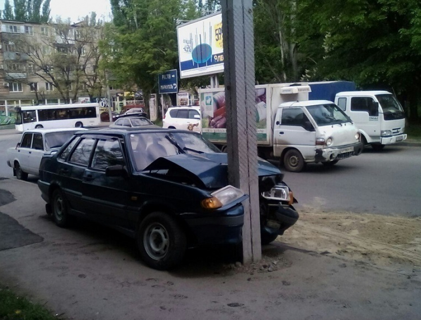 В Таганроге на привокзальной площади «Лада» врезалась в столб