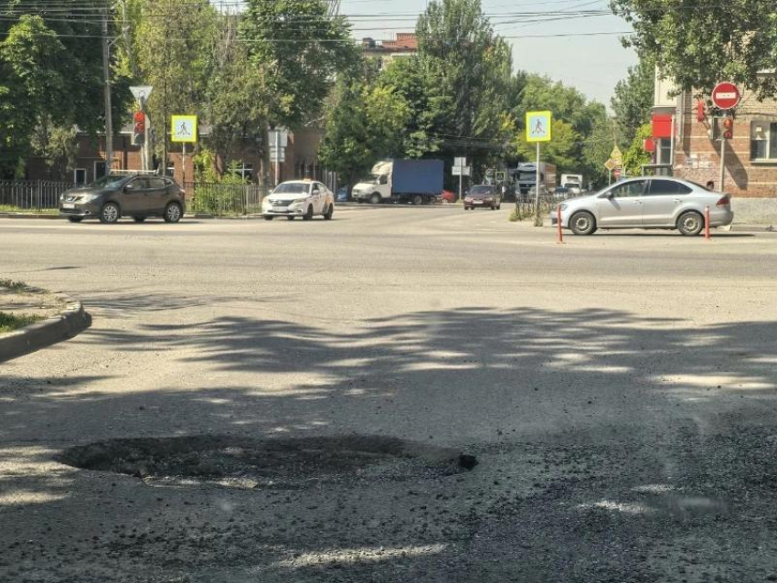 "В зад чуть не прилетел": ещё одна коварная яма грозит авариями водителям Таганрога