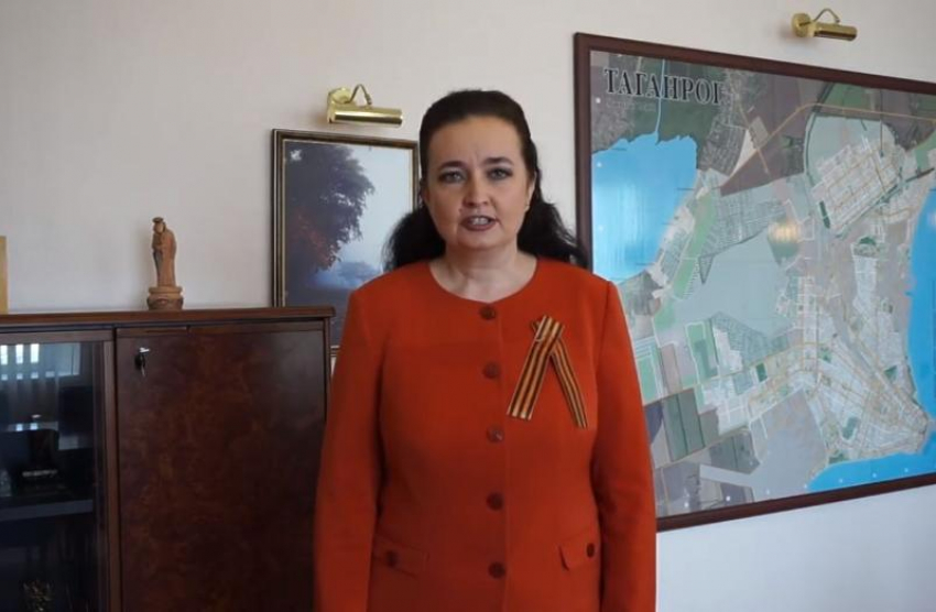 Глава города Таганрога прочитала стихи онлайн и обратилась к жителям в преддверии майских праздников