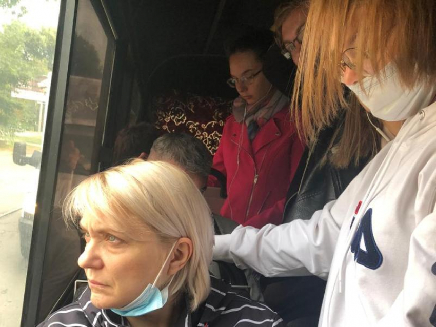 «Как селедки в бочке» едут в час-пик в Таганроге пассажиры маршруток «Автолайна"