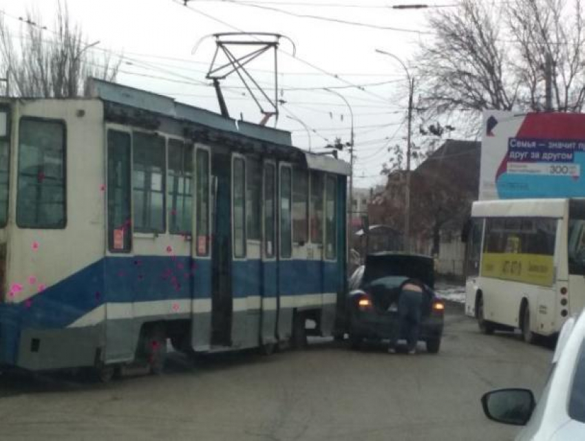 В Таганроге вновь трамвай  «поцеловался» с легковушкой