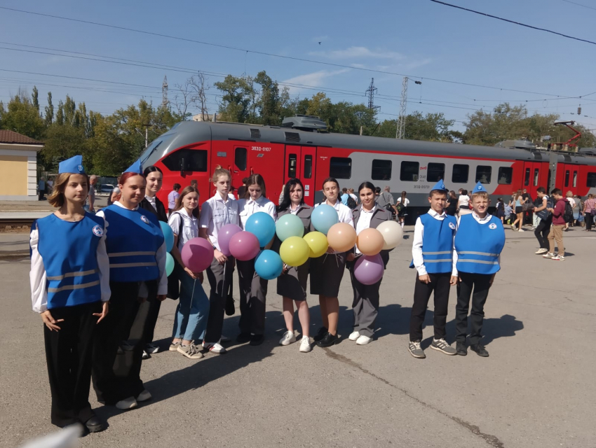 Студенты и школьники Таганрога провели акцию по безопасности на железной дороге