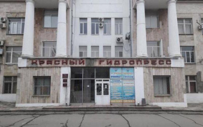 В Таганроге горит заброшенный цех «Красного гидропресса"