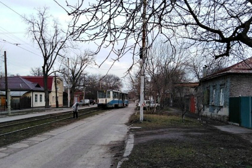 Очередной трамвай в Таганроге покинул рельсы и поехал куда нравится