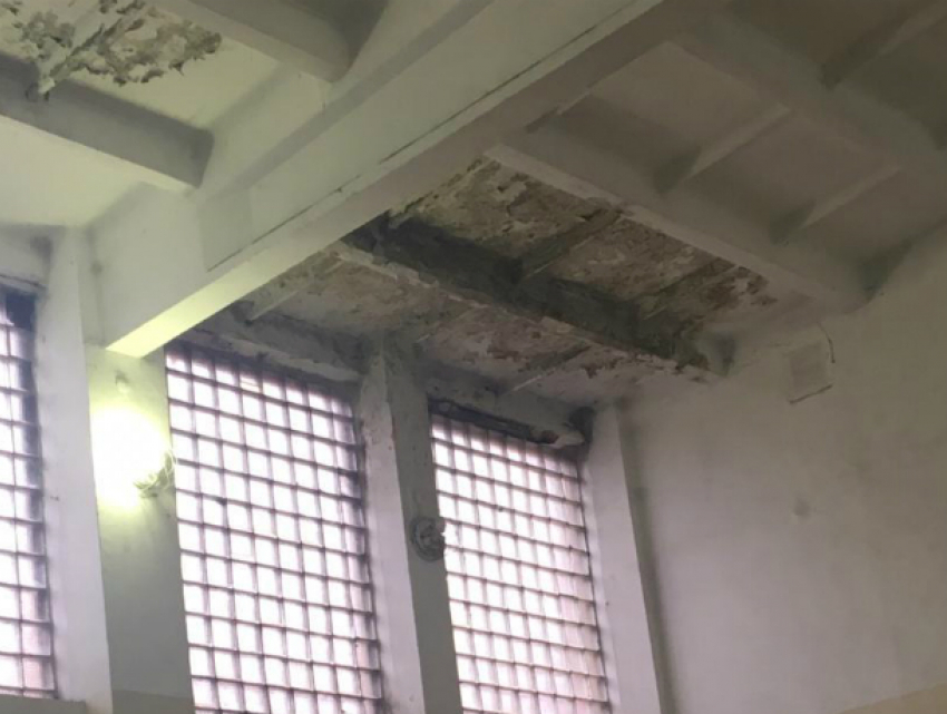Прогнивший потолок грозит обрушиться на головы детей в школе Таганрога