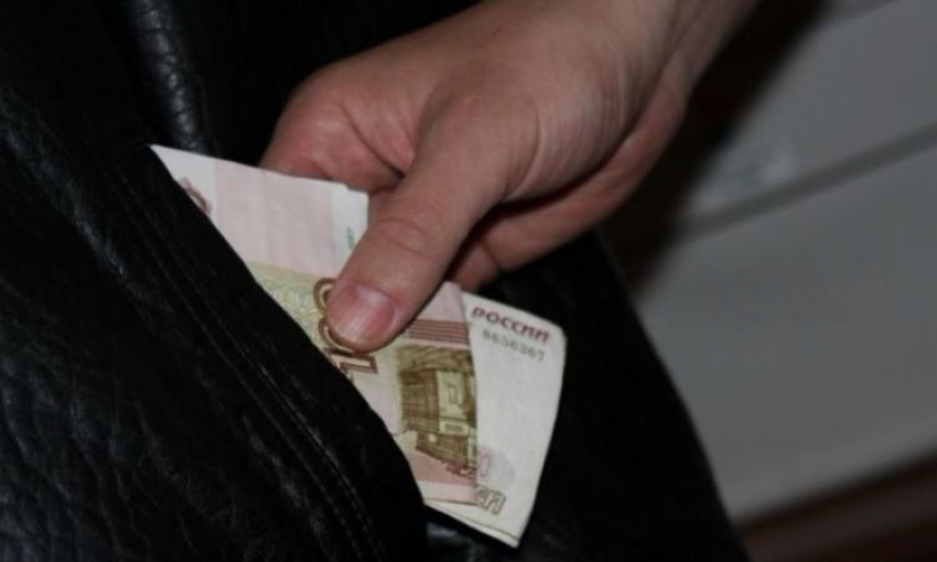 У Таганрожца на автомойке украли 50 тысяч рублей