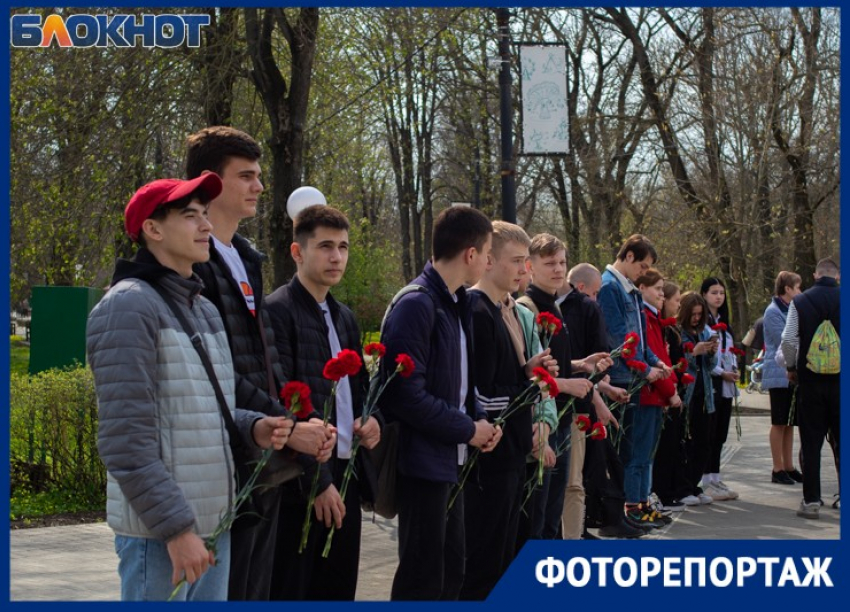 В Таганроге состоялось торжественное развёртывание масштабной копии Знамени Победы 