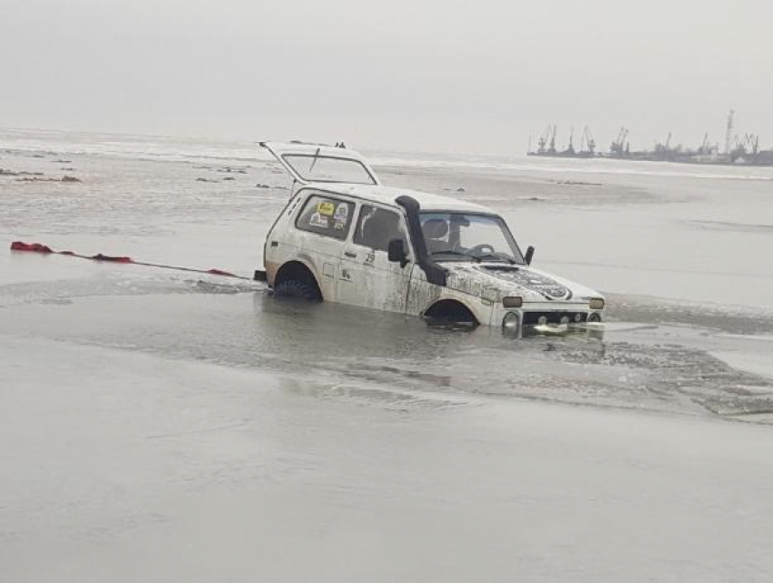 В Таганрогском заливе горе-экстремалы застряли в автомобиле на льду 