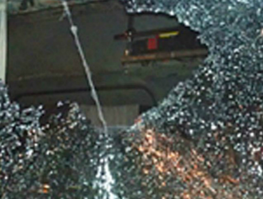 От бутылки, брошенной в окно трамвая, в Таганроге пострадал подросток