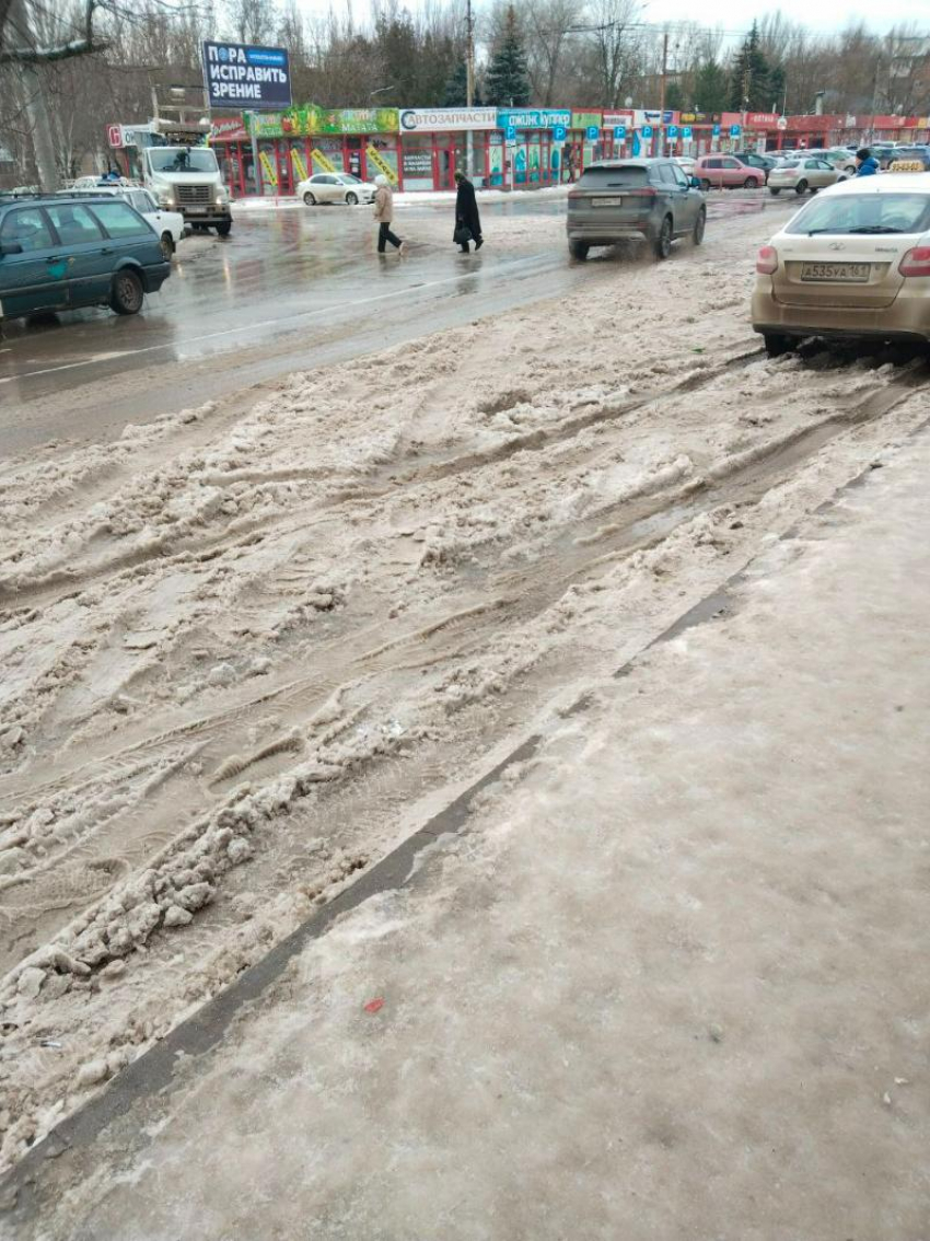 Пассажиры в Таганроге ждут маршрутки по полтора часа из-за непонятных остановок