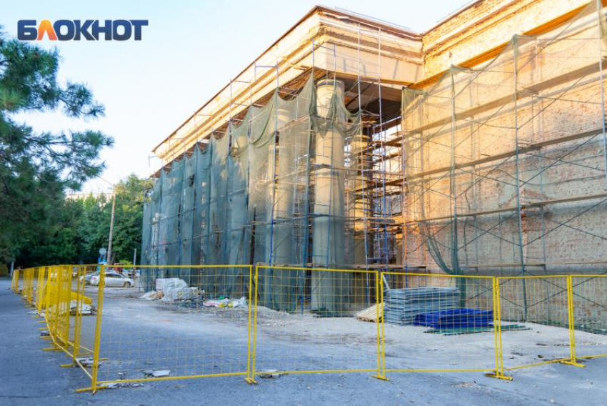 Таганрогский СКЦ «Приморский»: ремонт фасада затянулся из-за суда с подрядчиком и требует дополнительного финансирования