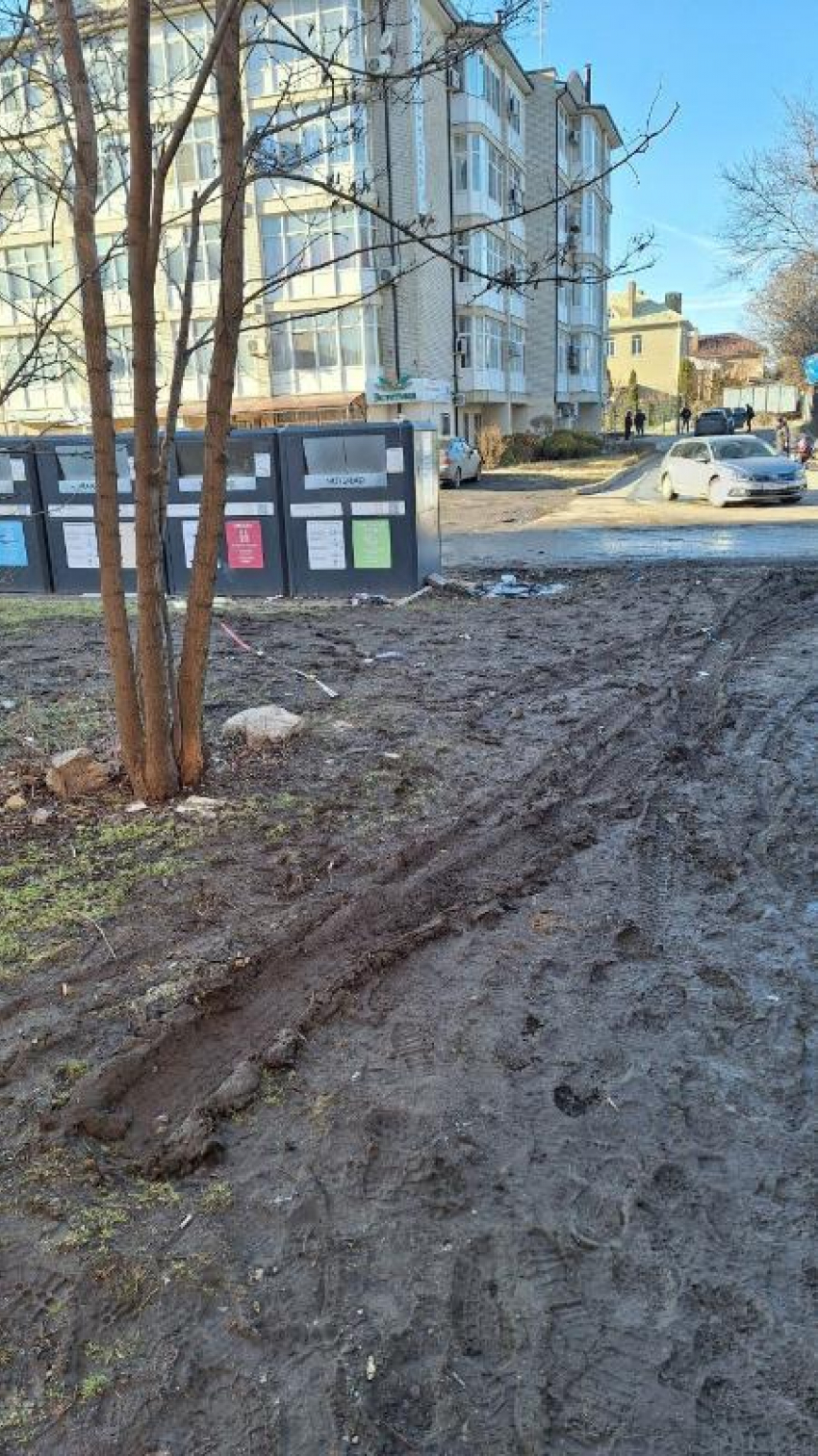 "Зона отчуждения": таганроженка устроила «фотосессию» полностью уничтоженных дорог на Русском поле