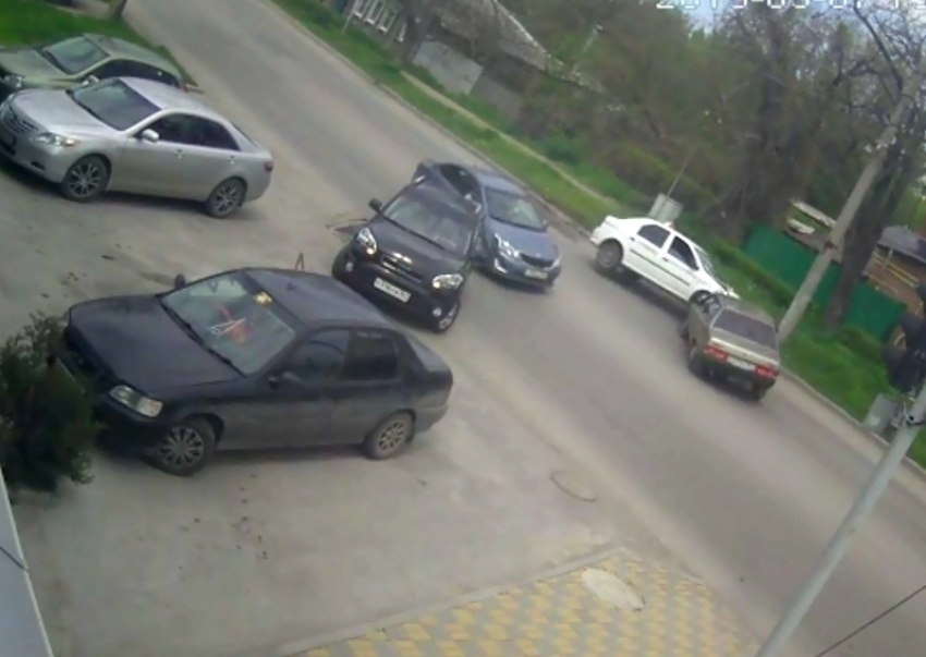 В сети появилась съемка ДТП в Таганроге с участием такси
