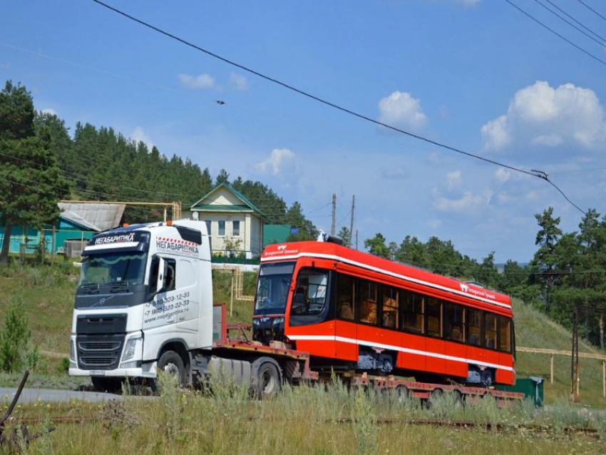 Красный, как и просили: первый трамвай из Челябинской области скоро появится в Таганроге