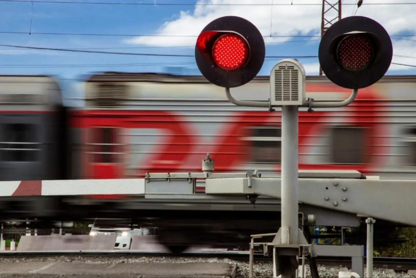 Опять закрыли: под Таганрогом ремонтируют железнодорожный переезд