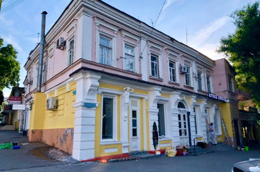 Тропическая расцветка да и только: в неформатные оттенки выкрасили старинное здание в центра Таганрога