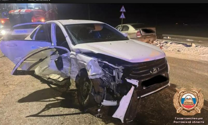 Лобовое столкновение под Таганрогом: двое пострадали из-за выноса на встречную полосу