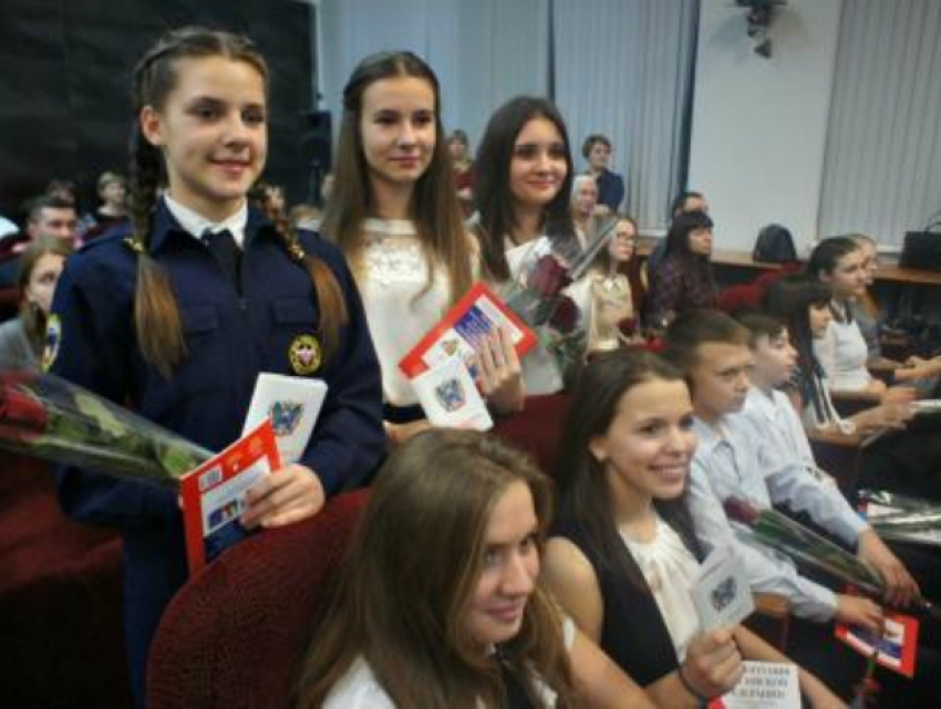 Церемония вручения паспортов юным таганрожцам прошла в библиотеке А.П. Чехова 