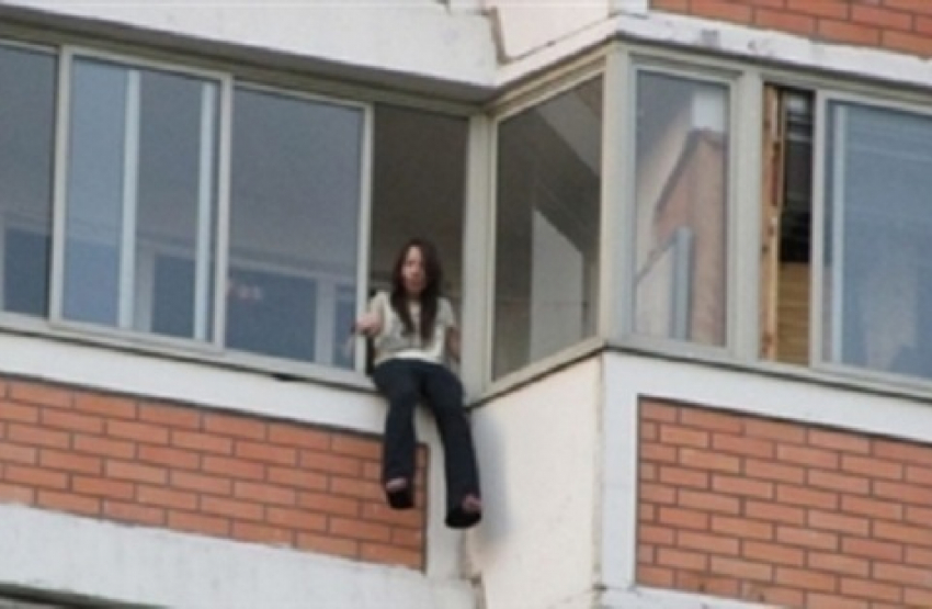  В Таганроге пьяная женщина пыталась выброситься с балкона девятого этажа