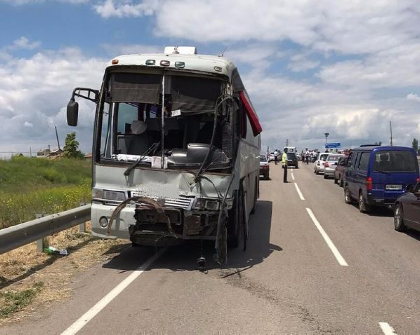 Среди пострадавших пассажиров в ДТП на трассе «Матвеево-Курган –Авило-Успенка» трое детей
