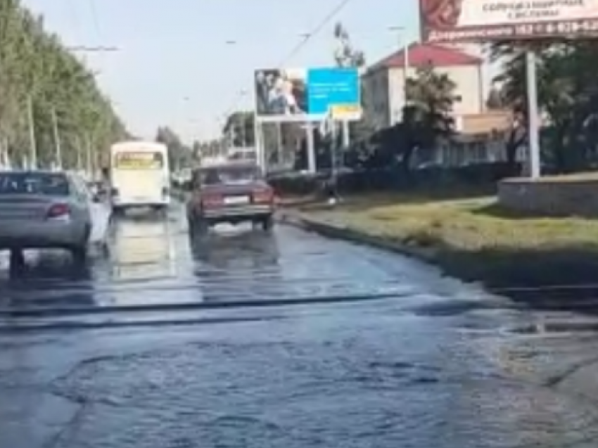 По реке из питьевой воды ездят таганрожцы на улице Дзержинского