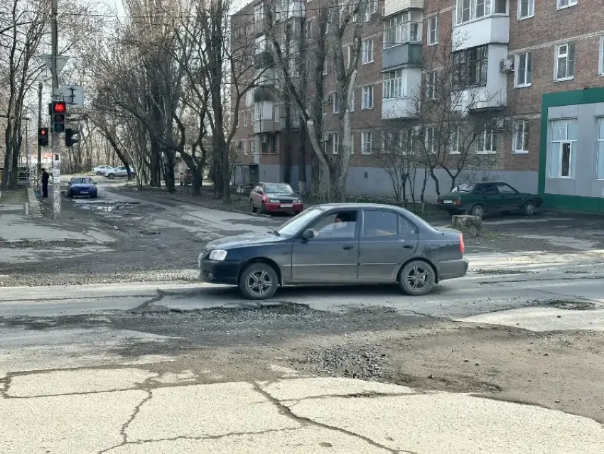 "Она здесь есть с тех пор, как я родился": ямы на 10-м Новом возмущают даже таганрогских зумеров