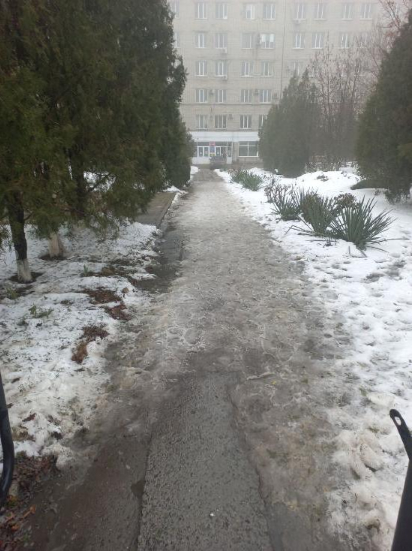 "Уйдём на костылях": таганроженка переживает за ледовый каток у Детской многопрофильной больницы