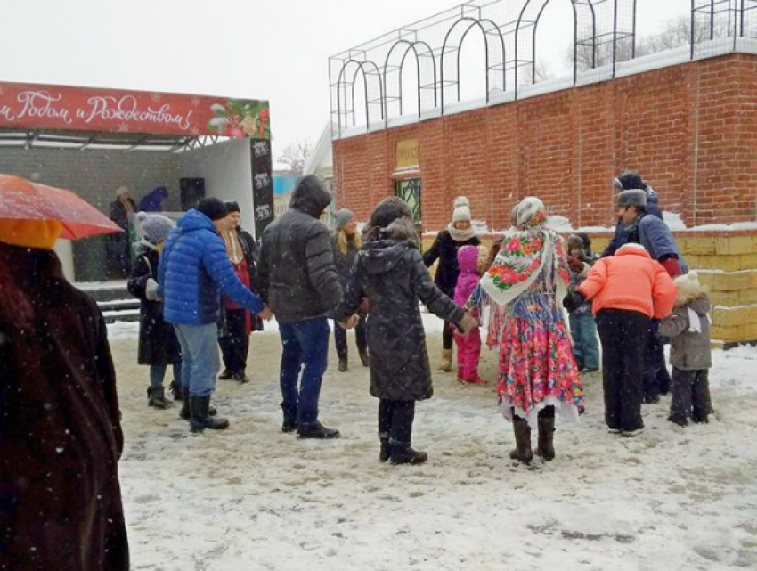 В Европейском квартале Таганрога с песнями и плясками отмечали Рождество