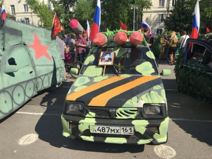 В Таганроге прошла выставка автомобилей, оформленных ко Дню Победы