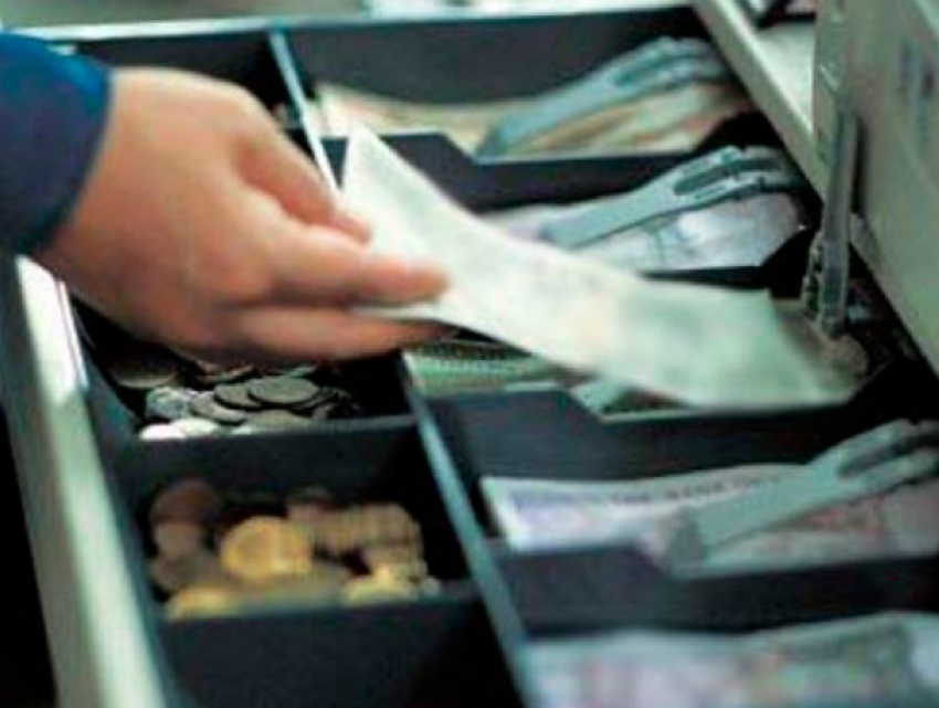 В Таганроге кассир супермаркета три месяца забирала деньги из кассы